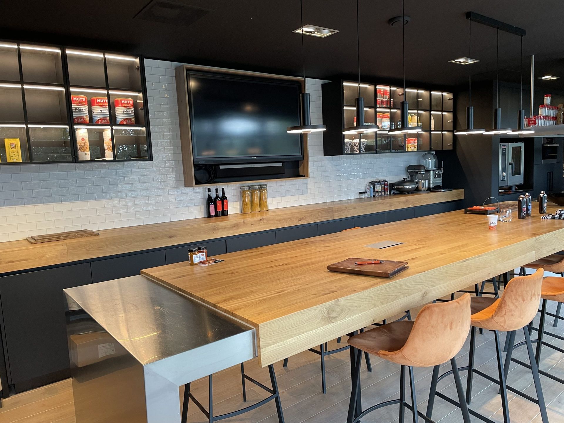 Van Tol: geïntegreerd touchscreen in de demokeuken - projectfoto 1