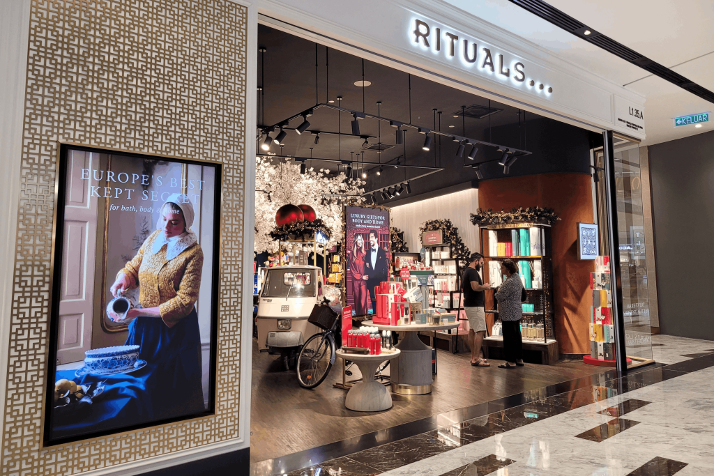 Digitale displays in de etalage van een winkel