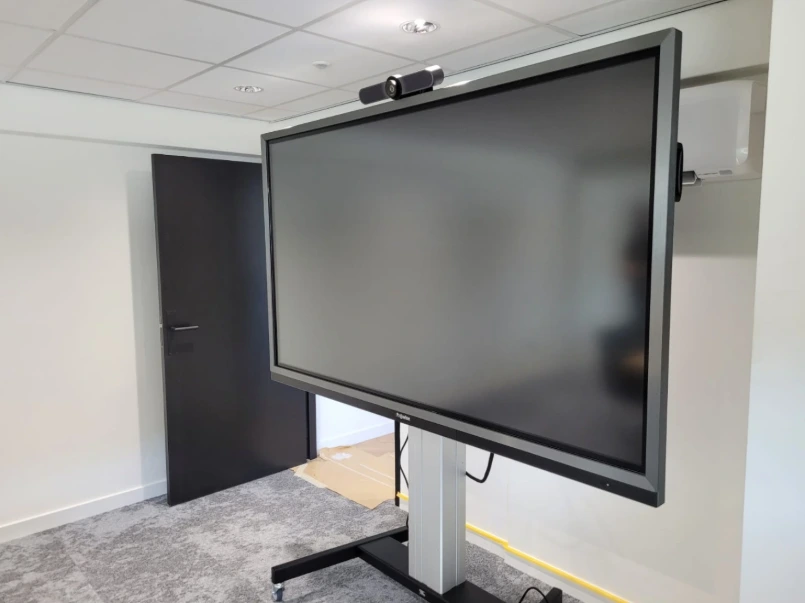 Mobiele touchscreenopstelling voor hybride vergaderen bij Martin Glas