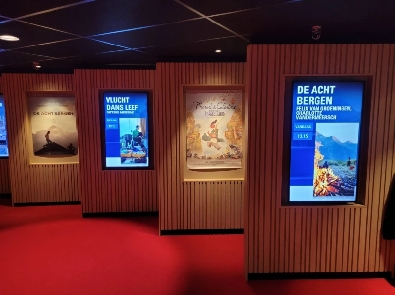 Professionele informatieschermen in de foyer van Chassé Theater