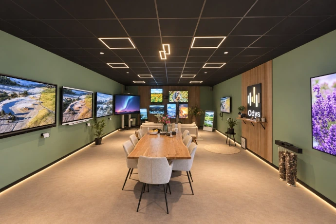 Odys-showroom met interactieve schermen en professionele AV-opstellingen