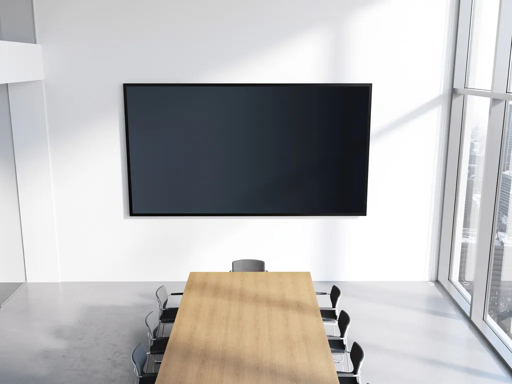 Groot 90-inch touchscreen display aan witte muur in moderne vergaderruimte met houten tafel en natuurlijk licht