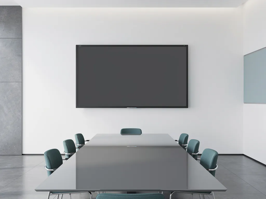 Groot 90-inch touchscreen op witte muur in minimalistisch vergaderzaal met strak conferentietafel en zachte verlichting.