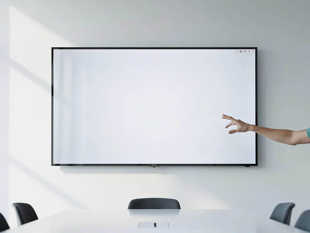 Hand die een 90-inch interactief touchscreen bedient in een moderne, lichte vergaderruimte met wit interieur.